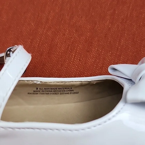 Children's Place Girls White Dress Shoe - Picture 3 of 6